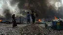 Sejumlah warga melihat kebakaran yang menghanguskan rumah semi permanen dan lapak barang bekas di Bintara Jaya, Bekasi, Jawa Barat, Kamis (21/9/2023). (merdeka.com/Imam Buhori)