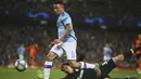 Kiper Shakhtar Donetsk, Andriy Pyatov berusaha menangkap bola yang dibawa penyerang Manchester City, Gabriel Jesus  pada pertandingan Grup C Liga Champions di Stadion Etihad, Inggris (26/11/2019). Manchester City bermain imbang 1-1 atas Shakhtar Donetsk. (AP Photo/Dave Thompson)