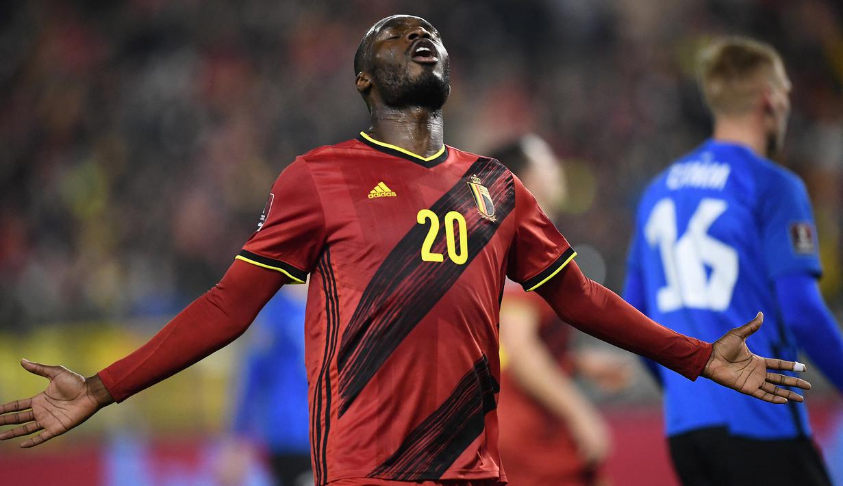 Christian Benteke hampir mencetak gol keduanya pada menit ke-21. Tandukannya usai menerima umpan Thomas Meunier masih membentur tiang gawang sebelah kiri Estonia. (AFP/John Thys)