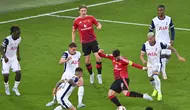 Aksi Bruno Fernandes dalam laga&nbsp;Tottenham vs Manchester United di final Liga Europa 2024/2025, Kamis (22/5/2025).&nbsp;(AP Photo/Miguel Oses)