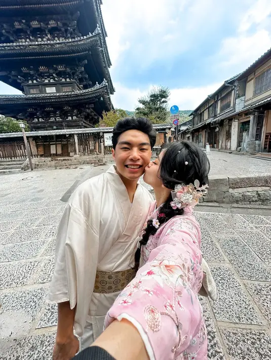 Jessica Jane dan Erwin Phang menjadikan Kimono Date sebagai salah satu agenda honeymoon di Jepang [@jessicajane99]