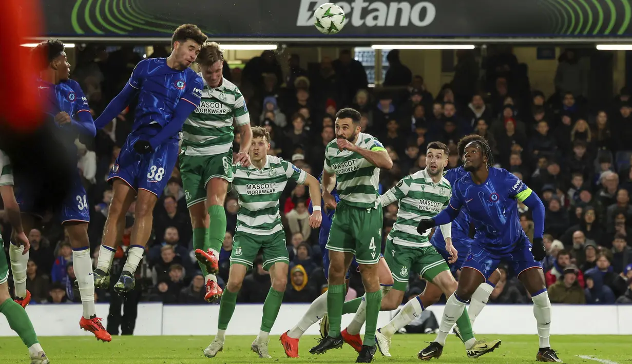 Pemain Chelsea, Marc Guiu mencetak gol melalui sundulan ke gawang Shamrock Rovers pada laga lanjutan UEFA Conference League di Stamford Bridge, London, Inggris, Jumat (20/12/2024) WIB. (AP Photo/Ian Walton)