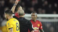 Wasit Mike Dean memberi kartu merah kepada bek Manchester United (MU) Ashley Young (kanan) pada laga melawan Wolverhampton Wanderers, Rabu (3/4/2019) dini hari WIB. (AP Photo/Rui Vieira)