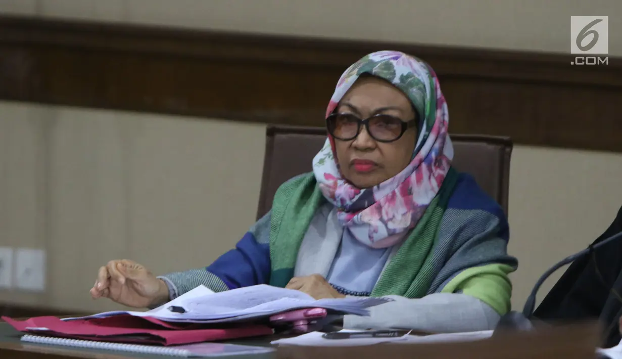 Terdakwa kasus suap pengadaan barang dan jasa di Pemkot Kendari, Fatmawati Faqih saat menjalani sidang lanjutan di Pengadilan Tipikor, Jakarta, Rabu (8/8). Sidang mendengar keterangan saksi. (Liputan6.com/Helmi Fithriansyah)