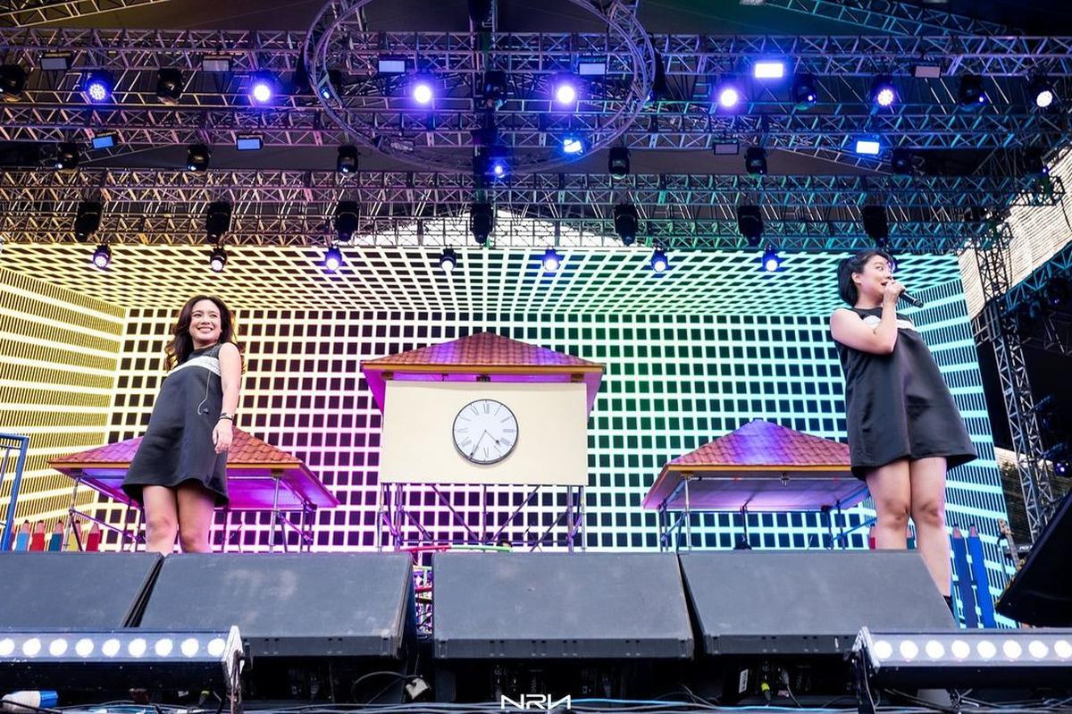 7 Potret Leony dan Dea Ananda Tampil di Synchronize, Kostumnya Bikin Nostalgia - Milenial Pasti Relate