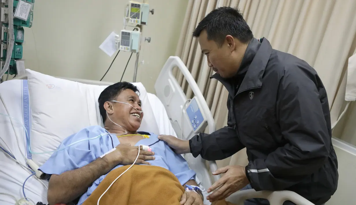 Imam Nahrawi saat menjenguk mantan Petinju legendaris Indonesia, Ellyas Pical di RS Harapan kita, Jakarta, Sabtu (18/2). Ellyas mengeluh sakit pada Selasa (14/2) namun baru dibawa ke rumah sakit dua hari kemudian. (Dok. Humas Kemenpora)