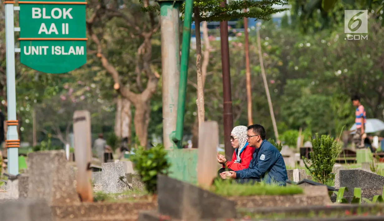 Warga berdoa saat berziarah ke makam keluarganya di TPU Karet Bivak, Jakarta, Sabtu (19/5). Tradisi ziarah dilakukan umat Muslim untuk mendoakan arwah keluarga menjelang datangnya bulan suci Ramadhan. (Liputan6.com/Gempur M Surya)