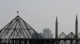 Tampak proyek pembangunan Masjid Raya Jakarta di Jalan Daan Mogot KM 14, Jakarta, Senin (23/5). Proyek yang dibangun di lahan seluas 17,6 hektar milik Pemprov DKI itu saat ini terhenti akibat proses lelang. (Liputan6.com/Gempur M Surya)