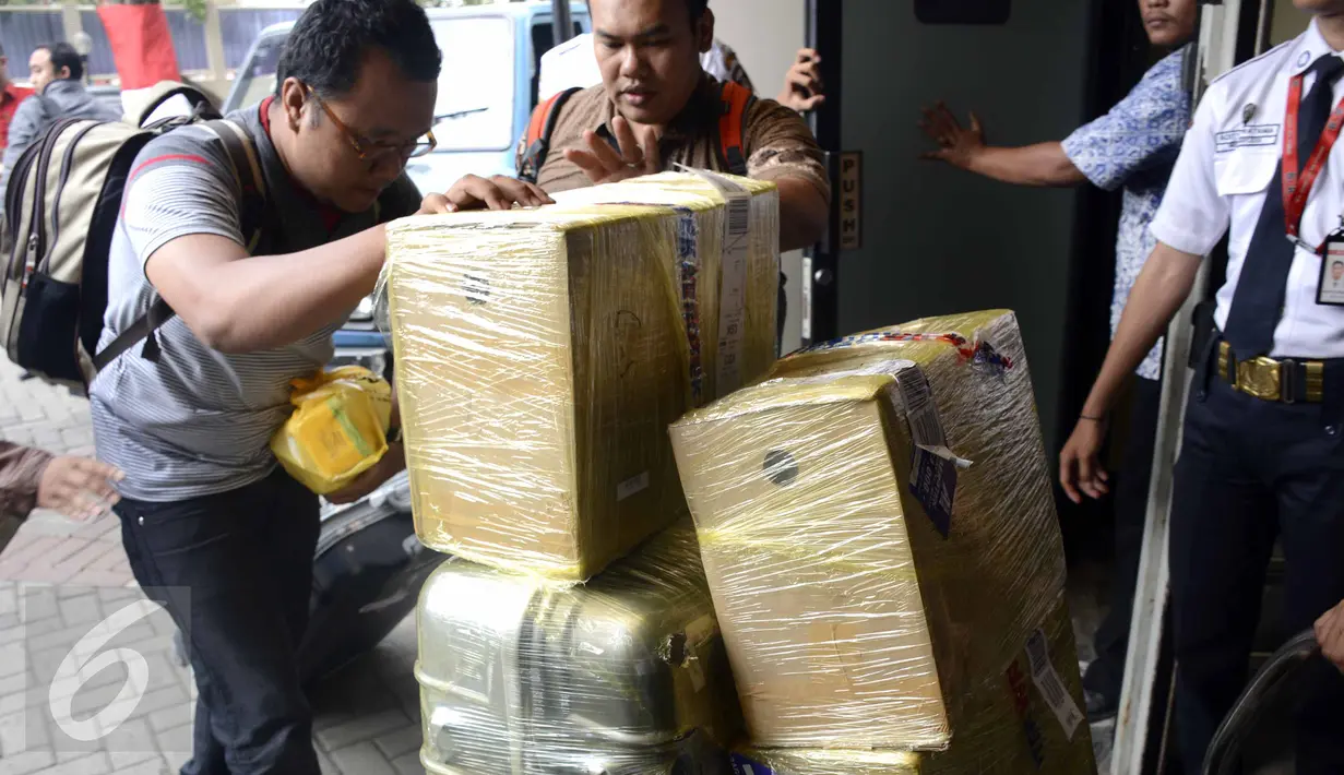 Petugas membawa masuk barang bukti hasil penggeledahan rumah Gubernur Sumut, Gatot Pujo Nugroho ke Gedung KPK, Jakarta, Jumat (14/8/2015). Penggeledahan terkait penyidikan kasus dugaan suap kepada hakim dan panitera PTUN Medan. (Liputan6.com/Helmi Afandi)