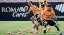 Para pemain AS Roma, Lorenzo Pellegrini dan Cengiz Under, tampak serius saat latihan jelang laga Liga Champions di Trigoria, Roma, Selasa (1/5/2018). AS Roma akan berhadapan dengan Liverpool. (AFP/Filippo Monteforte)