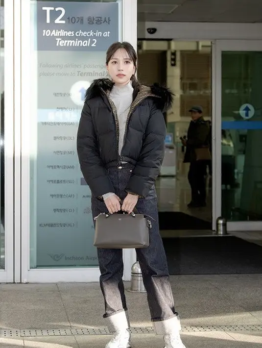 Sementara itu, Mina TWICE tampil dengan gaya semi boyish saat berada di Bandara [Fendi]