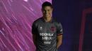 Pemain Persita Tangerang, Ramiro Fergonzi berpose mengenakan jersey ketiga baru Persita Tangerang yang akan dipakai untuk mengarungi BRI Liga 1 musim 2022/2023 dalam acara Launching Team and Jersey Persita Tangerang di The Springs Club, Gading Serpong, Tangerang, Banten pada Kamis (21/06/2022). (Bola.com/Bagaskara Lazuardi)