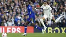 <p>Penyerang Leeds United Raphinha berebut bola dengan bek Chelsea Antonio Rudiger dalam laga tunda pekan ke-33 Liga Inggris 2021/2022 di Stadion Elland Road, Kamis (12/5/2022) dini hari WIB. Chelsea menang telak 3-0 atas Leeds United. (AP Photo/Jon Super)</p>