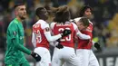 Pemain Arsenal, Aaron Ramsey (dua kanan) melakukan selebrasi usai mencetak gol ke gawang Vorskla Poltava pada laga kelima Grup E Liga Europa di Stadion NSK Olimpiyskiy, Kyiv, Ukraina, Jumat (30/11). Arsenal menang 3-0. (AP Photo/Efrem Lukatsky)