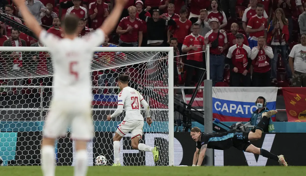 Memasuki babak kedua, Denmark mampu menggandakan keunggulan pada menit ke-59. Memanfaatkan kesalahan lini belakang Rusia, Yusuf Poulusen berhasil memaksa Safanov untuk kedua kalinya memungut bola dari gawangnya. Skor berubah 0-2. (Foto: AP/Pool/Martin Meissner)
