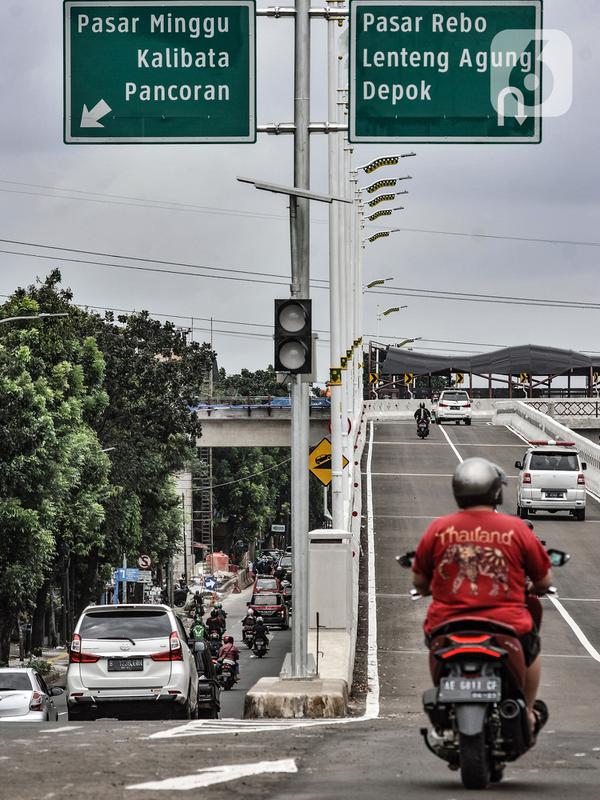 Pengendara sepeda motor melintasi jalan layang atau flyover Lenteng Agung, Jakarta, Minggu (31/1/2021). Uji coba flyover tapal kuda hari ini dimulai sejak pukul 08.00-21.00 WIB, sedangkan untuk dua hari ke depan dimulai pukul 06.00-21.00 WIB. (merdeka.com/Iqbal S. Nugroho)