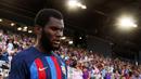 Franck Kessie. Barcelona baru saja mendapatkan gelandang Pantai Gading berusia 25 tahun ini secara gratis pada bursa transfer musim panas 2022/2023 dari AC Milan yang telah dibelanya sejak awal musim 2019/2020. Padahal nilai pasar terakhirnya bernilai 45 juta euro atau kini setara Rp682 miliar, masih beda tipis dengan nilai pasar tertingginya yang mencapai 55 juta euro. (AFP/Getty Images/Michael Reaves)