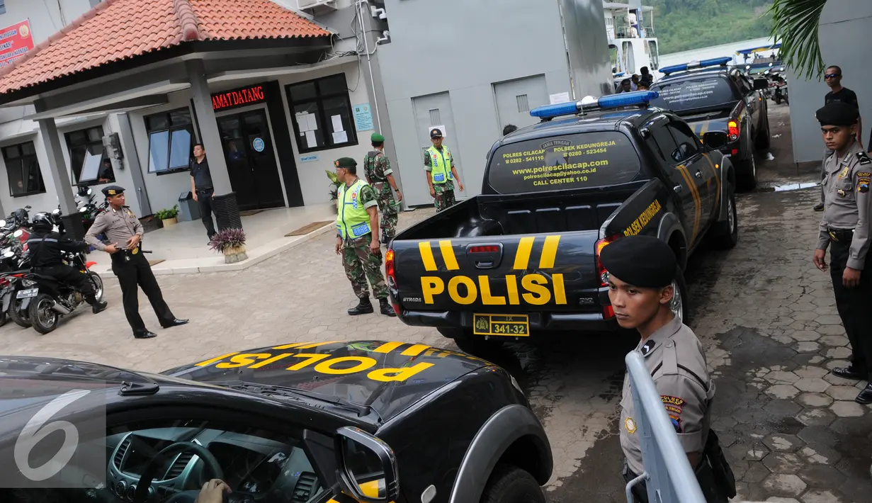 Tujuh belas kendaraan taktis Polri mengantre menuju Pulau Nusakambangan, Cilacap, Jateng, Rabu (27/7). Kendaraan tersebut akan digunakan untuk operasional dalam persiapan eksekusi terpidana mati. (Liputan6.com/Helmi Afandi)