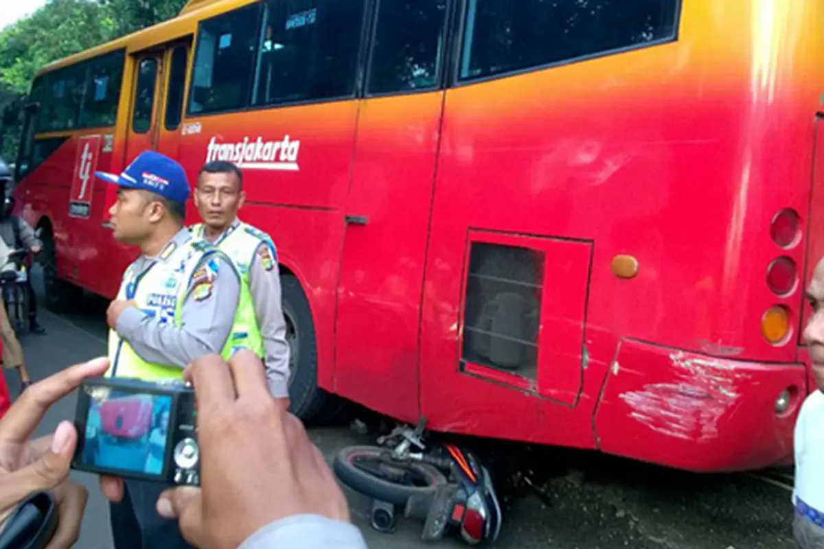 Kecelakaan Bus Transjakarta Warnai Kemacetan Ibukota Pagi Ini