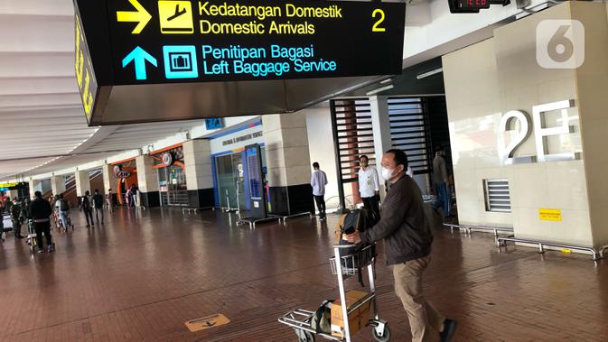 Penumpang beraktivitas di area Bandara Soekarno-Hatta, Tangerang, Jumat (24/7/2020). Senior Manager Branch Communication and Legal Bandara Soetta Febri Toga Simatupang mengatakan di bulan Juli, jumlah pergerakan penumpang rata-rata per hari mencapai 30.000 orang. (Liputan6.com/Immanuel Antonius)
