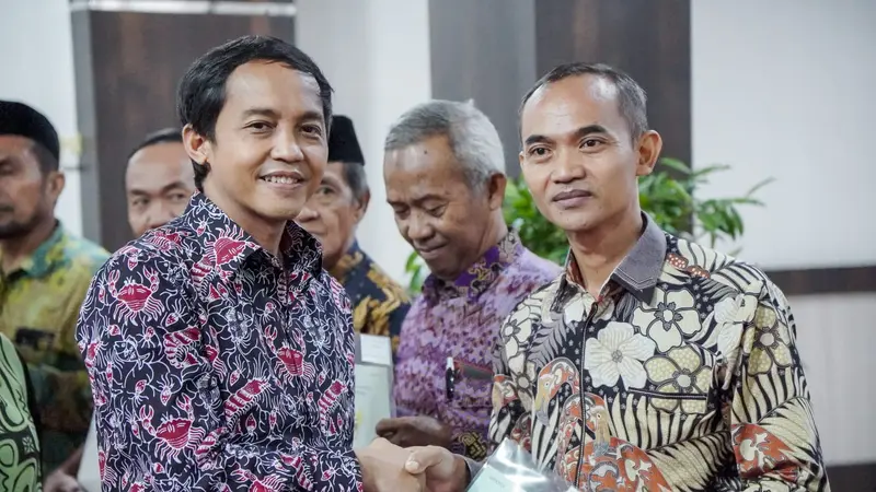 Wakil Menteri ATR/BPN Raja Juli Antoni menyerahkan 12 Sertifikat Tanah Wakaf dan 1 Sertifikat Rumah Ibadah atas nama Gereja Pantekosta di Pekanbaru, Riau pada Sabtu, (15/4/2023).