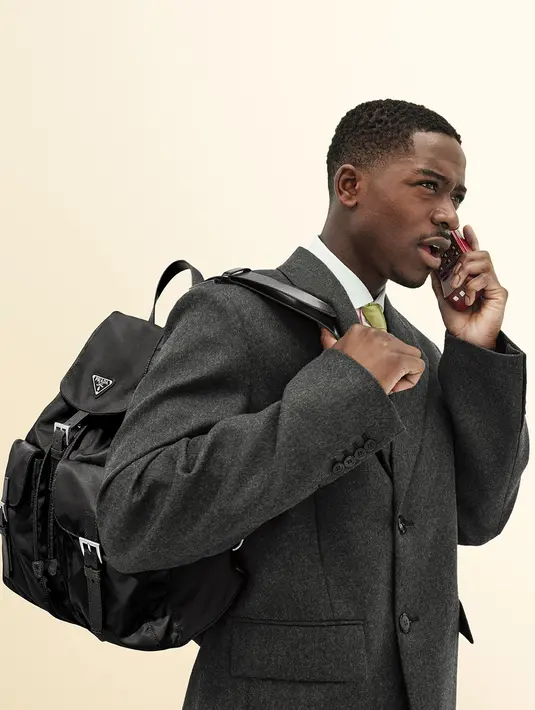 Diambil oleh Willy Vanderperre, bintang-bintang kampanye tersebut adalah Damson Idris, Hunter Schafer, Letitia Wright, Harris Dickinson, dan Yili Ma – tentu saja berbicara, baik saat duduk langsung maupun lewat telepon.  [Dok/Prada].