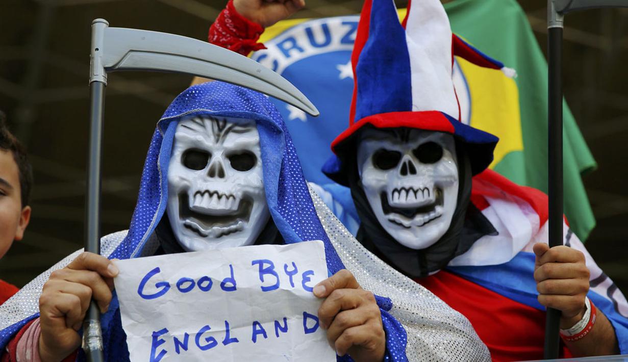 Suporter Kosta Rika membentangkan tulisan bernada satire buat Timnas Inggris saat menyaksikan laga penutup penyisihan Piala Dunia 2014 Grup D di Stadion Mineirao, Belo Horizonte, Brasil, (24/6/2014). (REUTERS/Laszlo Balogh)