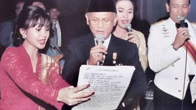 Yuni Shara bernyanyi bersama BJ Habibie pada 1998