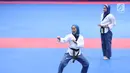 Atlet Taekwondo putri Indonesia, Defia Rosmaniar (kiri) saat beraksi melawan Salahshouri Marjan (Iran) pada Final Women Individual Poomsae di JCC, Jakarta, Minggu (19/8). Defia Rosmaniar berhasil meraih emas. (Liputan6.com/Helmi Fithriansyah)
