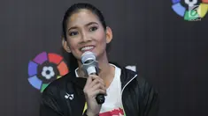 Mantan atlet bulu tangkis yang juga Putri Indonesia 2015 Anindya Kusuma Putri bercerita pengalamannya saat bermain bulu tangkis dalam acara LaLiga Brings You Carolina Marin di Jakarta, Minggu (11/6). (Liputan6.com/Yoppy Renato)