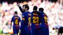 Striker Barcelona Lionel Messi menyapa penggemar saat merayakan golnya ke gawang Athletic Bilbao dalam pertandingan La Liga Spanyol di stadion Camp Nou di Barcelona (18/3). Barcelona menang 2-0 atas Athletic Bilbao. (AP Photo/Manu Fernandez)