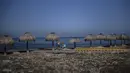 Turis berdiri di sepanjang tepi pantai di Havana, Kuba, pada 2 Maret 2021. Kepulauan Karibia memburu pengunjung untuk menggerakkan kembali roda ekonomi yang terhenti di salah satu kawasan di dunia yang sangat bergantung dengan sektor pariwisata. (AP Photo/Ramon Espinosa)