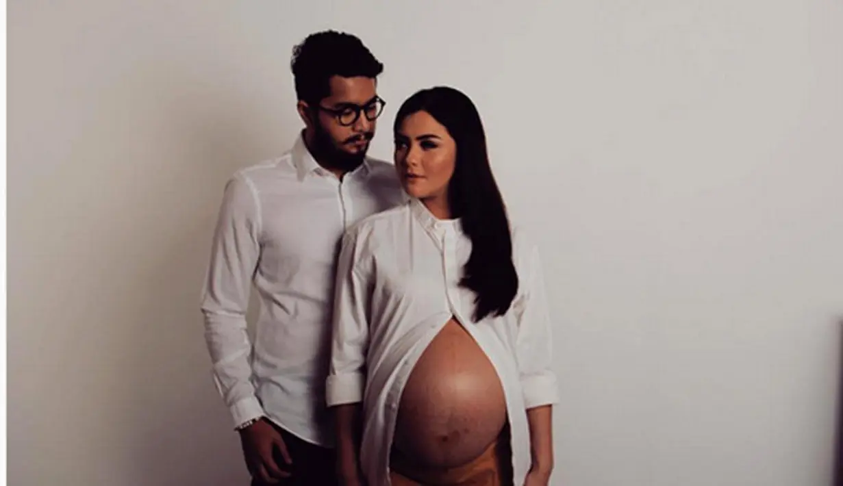 Januari tahun 2016 silam, artis Revalina mengunggah foto kehamilannya bersama suaminya, Rendy Aditya. Tampil begitu cantik dengan mengenakan kemeja putih yang memperlihatkan perutnya. (Instagram)