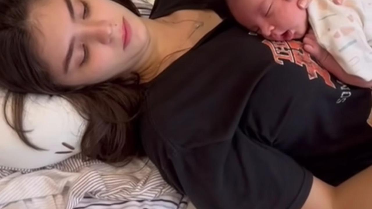 Sarah terlihat memesona ketika sedang menidurkan bayi Bem, dia terlihat anggun dan natural meski hanya mengenakan daster tanpa ada riasan.