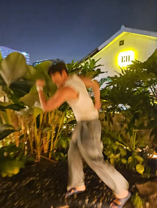 Ji Chang Wook mengenakan busana kasual berupa kaos singlet yang dipadankan dengan celana jeans. (Foto: Instagram/ jichangwook)