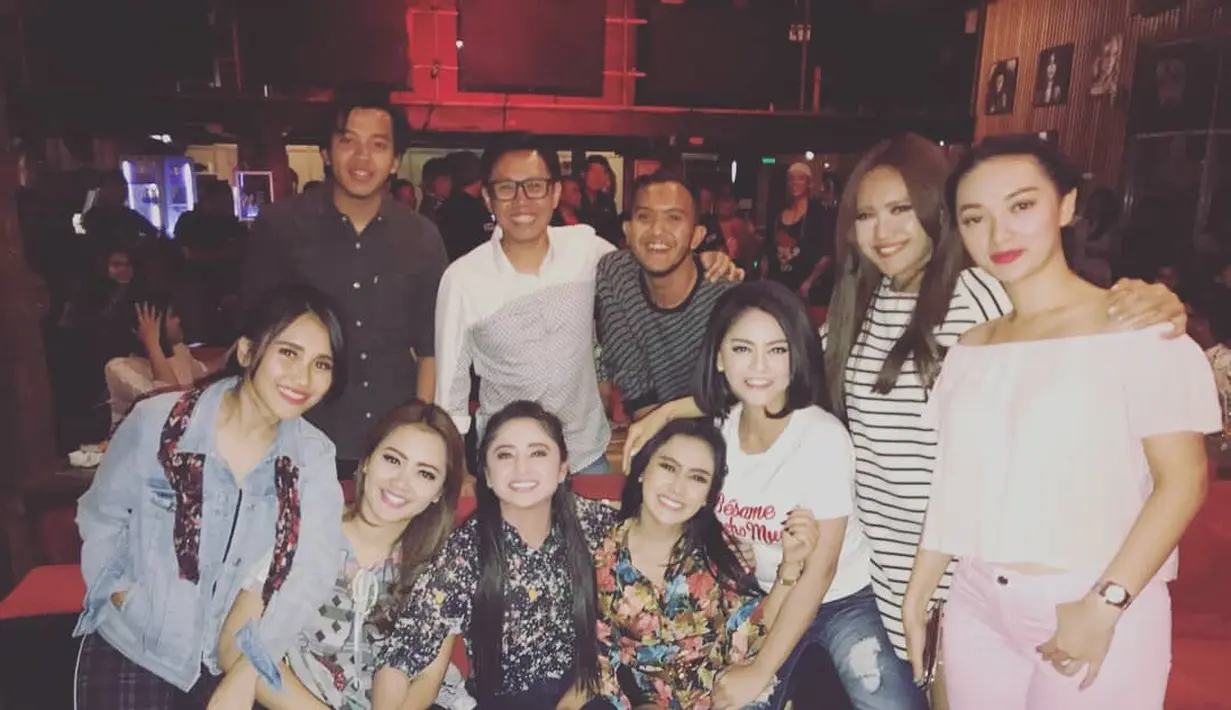 Dari beberapa foto yang beredar, acara gatering itu banyak dihadiri selebriti. Selain Cita Citata pemilik Ekomando Eko Patrio, Ayu Ting Ting, Raffi Ahmad, Zaskia Gothik, Caisar, Vega Darwanti, Nafa Urback, dan Dewi Perssik. (Instatgram/cita_citata)