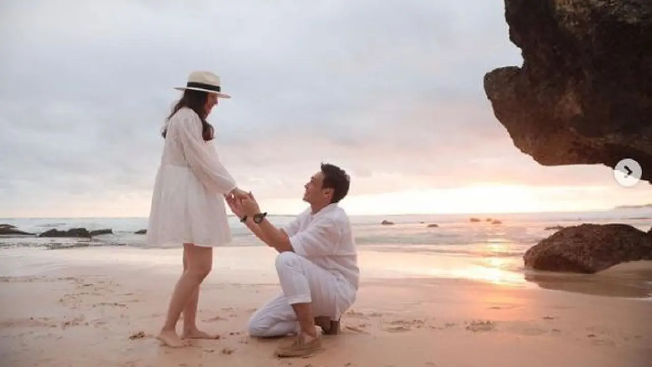 Chelsea Islan dilamar kekasihnya, Rob Clinton Kardinal di tepi pantai di Bali