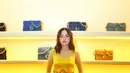 Melengkapi penampilannya, Syifa memilih Coach Tabby Chain Bag sebagai aksesori andalan. Tas ini dikenal dengan desain klasik yang dipadukan dengan sentuhan modern melalui rantai emas yang elegan.  [Dok/FIMELA/Adrian Utama P]