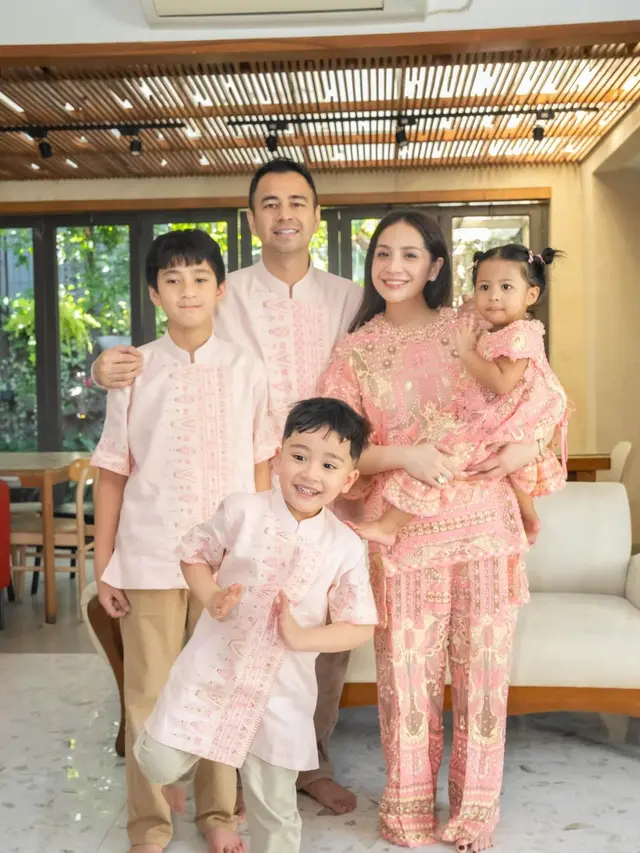 Warna Warni Busana Lebaran Keluarga Artis Tanah Air, dari Nagita Slavina hingga Maudy Ayunda