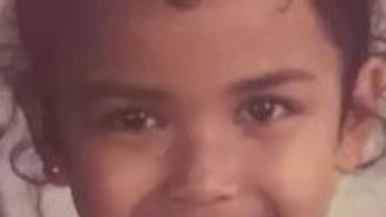 Dinda Kanyadewi kecil juga terlihat cantik dan super menggemas menggemaskan.