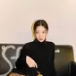 Jung Chae Yeon menganak Valentino look from Roman Palazzo collection dan tas Valentino Garavani Vlogo.Dok. Instagram Jung Chae Yeon