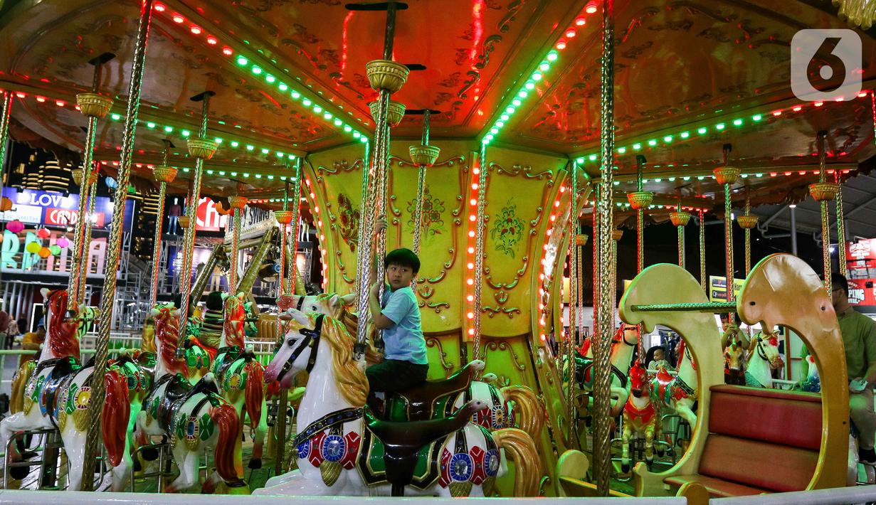 Mulai dari wahana permainan komedi putar hingga mendayung perahu ada dan dapat membuat anak tak bosan berada di Jakarta Fair 2024. (Liputan6.com/Herman Zakharia)