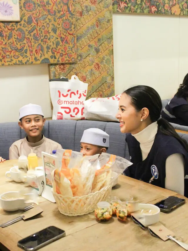 7 Potret Aurelie Moeremans Temani Anak Panti Asuhan Beli Baju Lebaran