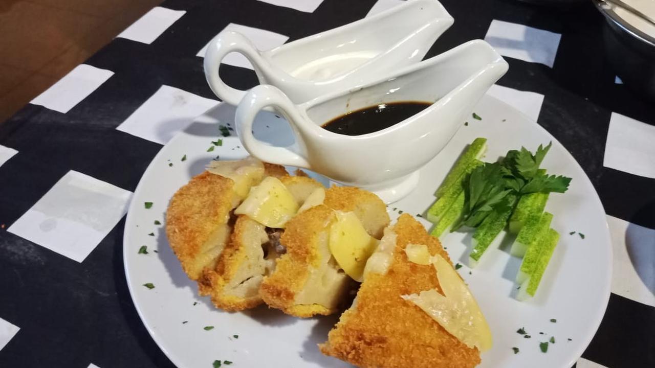 Cara Pengusaha Pempek Palembang Bertahan di Tengah Pandemi COVID-19