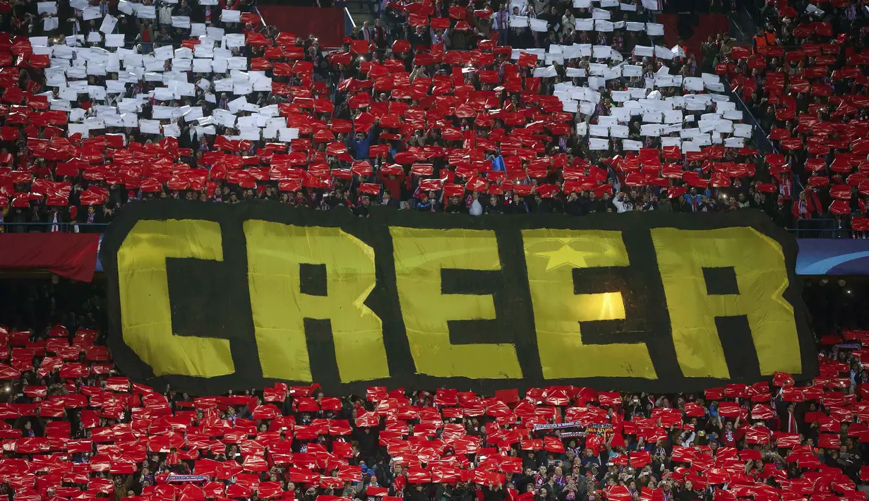 Suporter Atletico Madrid membentangkan tulisan "creer" (percaya) pada leg kedua babak 16 besar Liga Champions di Stadion Vicente Calderon, Madrid, Rabu (16/3/2016) dini hari WIB. (Reuters/Susana Vera)