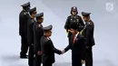 Presiden Joko Widodo atau Jokowi memberikan kenaikan pangkat kepada polisi berprestasi pada peringatan HUT ke-72 Bhayangkara di Istora Senayan, Jakarta, Rabu (11/7). Jokowi meminta personel Polri membuang budaya koruptif. (Liputan6.com/JohanTallo)