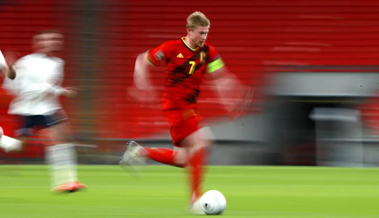 Kapten Belgia, Kevin De Bruyne, menggiring bola saat melawan Inggris pada laga UEFA Nations League di Stadion Wembley, Minggu (11/10/2020). Inggris menang dengan skor 2-1. (AP/Ian Walton, Pool)