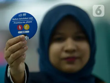 Petugas PT Moda Raya Terpadu (MRT) menunjukkan pin penumpang prioritas di Stasiun MRT Bundaran HI, Jakarta, Jumat (10/1/2020). PT MRT membagikan pin penumpang prioritas kepada lansia, ibu hamil, dan disabilitas fisik. (merdeka.com/Imam Buhori)