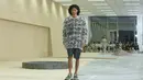 Dari jaket berlapis dan gaun panjang hingga celana denim dan kemeja, setiap potong dirancang untuk dikenakan sehari-hari dengan mudah, sesuai dengan gaya hidup yang dinamis dan mobile.  [Foto: Fimela.com/ Adrian Putra]