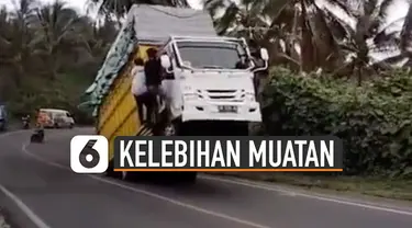 Truk tak kunjung kembali pada posisi semestinya dan tetap melaju.